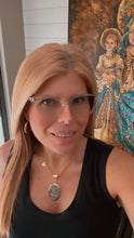 Load image into Gallery viewer, Inscripción al Taller Presencial ForeverK™ – Crea Accesorios que Enamoran (Plazas Limitadas) - Este taller es personalizado y con cupos reducidos. Por eso, todas las inscripciones son finales y no reembolsables.