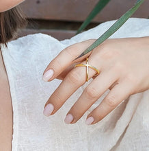 Load image into Gallery viewer, Crisscross Ring